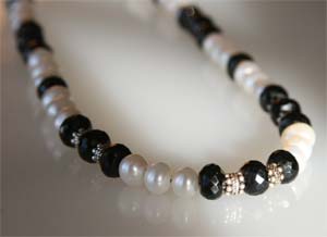 N-A48_Necklace_Hope_Spinel_Pearl_closeup.jpg